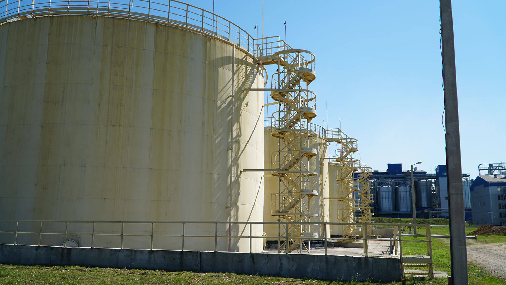 big-industrial-oil-tanks-in-a-refinery-base-indus-2022-10-27-18-16-50-utc