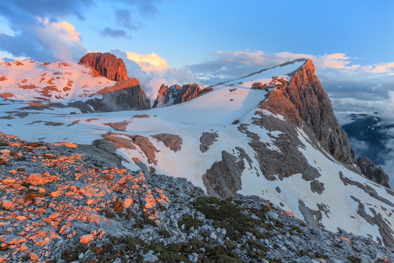 dolomite-alps-italy-PWDDZS7-compressed-1